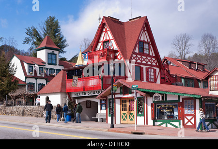 Neuerstellung eines bayerischen Bergdorfes mit gepflasterten Gassen und alten Türmen, Helen, Georgia, USA Stockfoto