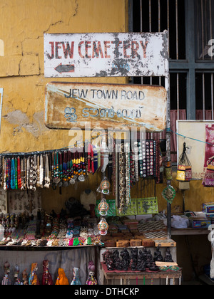 Indien, Kerala, Fort Cochin, Mattancherry Jude Friedhof, melden Sie sich an Englisch und Malayallam Stockfoto