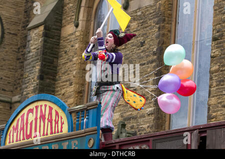 Blackpool, Lancashire, UK 18. Februar 2014. Schauspielerin Alice Bounce, 27 aus London am St. Johns Square wo "The imaginäre Menagerie", die Kabarett-Bühne-Show von "Les Enfants Terribles' Blackpoolls jährliche Festival des Zirkus, Magie & Neuzüchtung durchgeführt. Das zehntägige Festival der Magie, die Showzam sieht, ist die Überschreitung Blackpools Wahrzeichen mit Seiltänzer, Straßenkünstler und Theater.  Bildnachweis: Mar Photographics/Alamy Live-Nachrichten Stockfoto