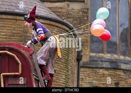 Blackpool, Lancashire, UK, 18. Februar 2014. Die Schauspielerin Alice Bounce, von London klettern Leiter in St John's Square, wo "Die imaginäre Menagerie", die Cabaret Stage Show von 'Les Enfants Terribles" bei der jährlichen Blackpooll's Festival von Zirkus, Magic & neue Sorte aus. Die 10-tägige Festival der Magie, ist Showzam sieht Blackpools berühmte Sehenswürdigkeiten überlaufen mit Seiltänzer, Gaukler und Straßenkünstler, sideshows und Theater. Stockfoto