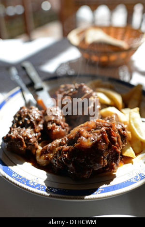 Ochsenschwanz-Eintopf mit Pommes frites Stockfoto