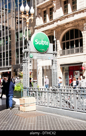 Buenos Aires Straßenszene, Catedral u-Bahnstation Stockfoto