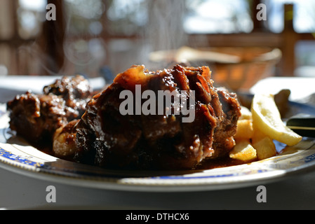 Ochsenschwanz-Eintopf mit Pommes frites Stockfoto