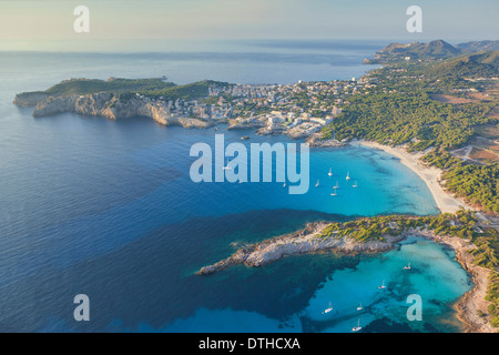 Mallorcas Nordostküste. Luftaufnahme des Resort Cala Rajada und Cala Agulla Strand. Mallorca, Balearen, Spanien Stockfoto