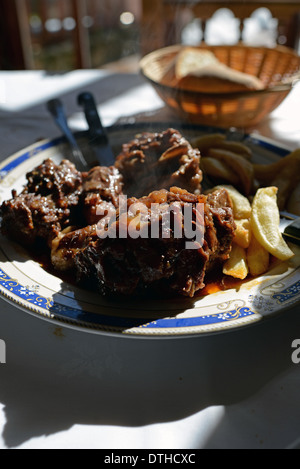 Ochsenschwanz-Eintopf mit Pommes frites Stockfoto