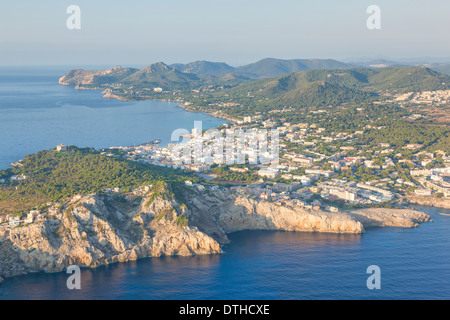 Mallorcas Nordostküste. Luftaufnahme von Cala Rajada Resort. Mallorca, Balearen, Spanien Stockfoto