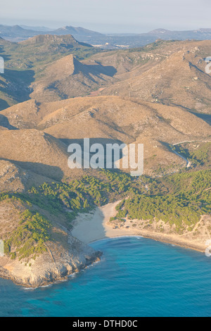 Aerial Morgen Blick auf Mallorcas Nordostküste. Bucht Cala Torta. Geschützten Bereich. Mallorca, Balearen, Spanien Stockfoto