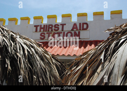 2009, Außenansicht einer Bar in Aruba, genannt Durst-Hilfe-Station, Insel Aruba, Karibik, kleine Antillen. Stockfoto