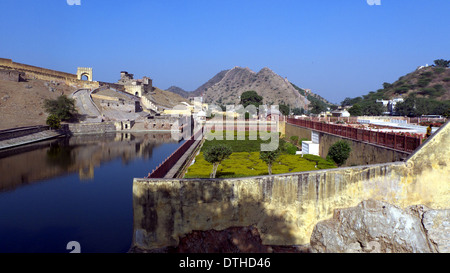 Blick nach Norden über den Wassertank, Gärten, auf der Ostseite des Amber Fort nr Jaipur, Rajasthan, IndiaJaipur, Rajasthan, Indien Stockfoto