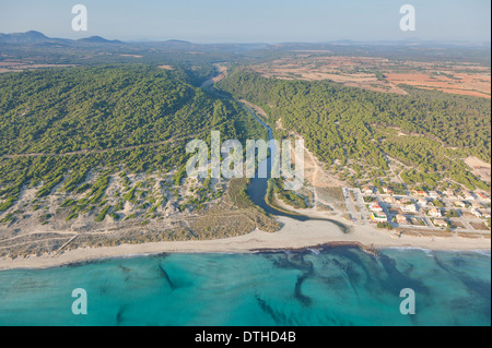 Sa Canova Strand und Torrent de Na Borges Wasserlauf. Son Serra de Marina Bereich. Luftaufnahme. Mallorca, Balearen, Spanien Stockfoto