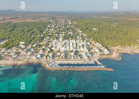 Son Serra de Marina Wohngebiet und Marina. Santa Margalida Bereich. Luftaufnahme. Mallorca, Balearen, Spanien Stockfoto