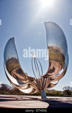 Floralis Genérica ist eine Skulptur aus Stahl und Aluminium in Plaza de Las Naciones Unidas befindet Stockfoto