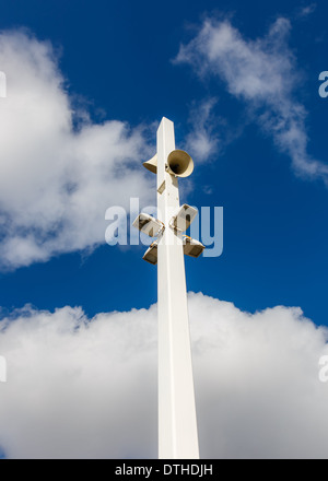 Outdoor-Beschallung Lautsprecher vor blauem Himmel Stockfoto