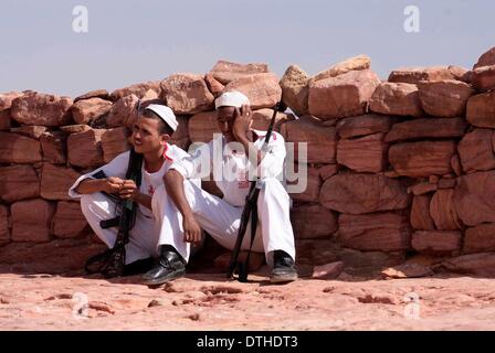 Ägypten bewaffnete Polizei Wache Touristen gegen Angriff an alten historischen Stätten. Islamistische Gruppen bedrohen Ausländer Stockfoto