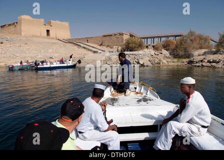 Ägypten bewaffnete Polizei Wache Touristen gegen Angriff an alten historischen Stätten. Nasser-See Assuan Stockfoto