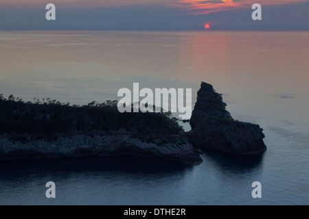 La Foradada Halbinsel bei Sonnenuntergang, in einer ruhigen Herbsttag. Mallorcas Nordküste. Deià Bereich. Balearen, Spanien Stockfoto