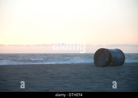 Eine leere Metalltrommel am Strand bei Sonnenuntergang in Venedig, Kalifornien. Stockfoto