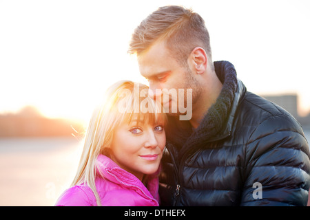 Junger Mann umarmt seine Freundin Stockfoto