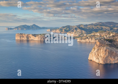 Luftaufnahme der Südwestküste Mallorcas. Port d ' Andratx und Sa Mola Bereich, Dragonera-Insel (oben links). Balearen, Spanien Stockfoto