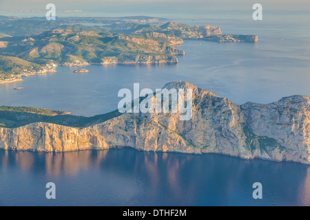 Mallorcas Südwestküste bei Sonnenuntergang. Port d ' Andratx, Insel Dragonera und Sant Elm-Bereich. Luftaufnahme. Balearen, Spanien Stockfoto