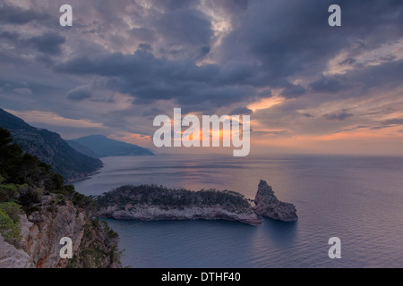 La Foradada Halbinsel bei Sonnenuntergang in einem Wintertag. Mallorcas Nordküste. Deià Bereich. Balearen, Spanien Stockfoto