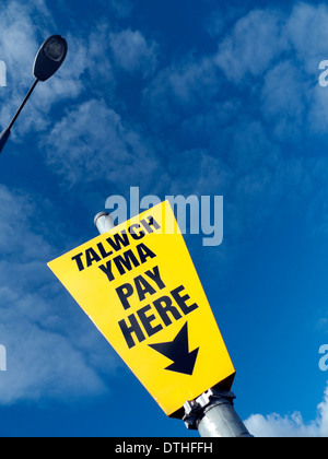 Zweisprachige walisischen englischen Supermarkt Parkplatz Zeichen anweist Besucher zahlen für das Abstellen von Lampeter Ceredigion Wales KATHY DEWITT Stockfoto