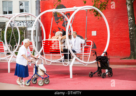 Superkilen ist ein öffentlicher Park in Nørrebro Bezirk von Kopenhagen, Dänemark. Stockfoto