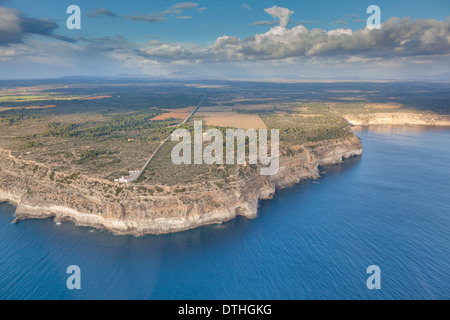 Südküste Mallorcas. Cap Blanc Cape und Leuchtturm. Llucmajor-Bereich. Luftaufnahme. Balearen, Spanien Stockfoto