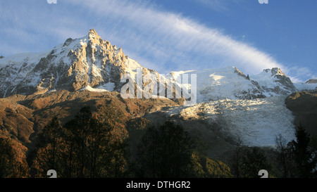 Aiguille du Midi und Glacier des Bossons im Mont-Blanc-Massiv, Frankreich. Stockfoto