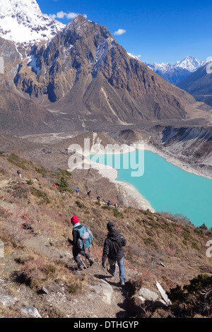 Wanderer eine Spur über Birendra Tal (See) in der Manaslu Region Nepals absteigend. Stockfoto