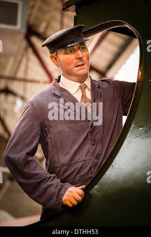 Lokführer bei Kunstausstellung im Dampf-Museum von GWR-Geschichte in Swindon UK Stockfoto