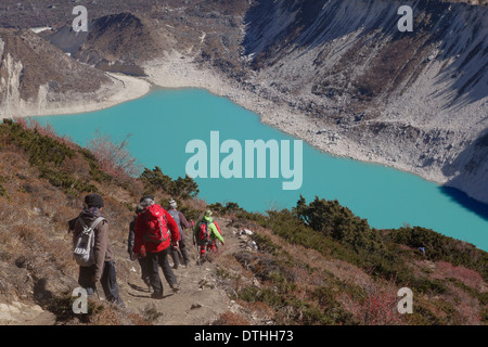 Einen steilen Pfad über Birendra Tal (See) in der Manaslu Region Nepals absteigender Wanderer. Stockfoto