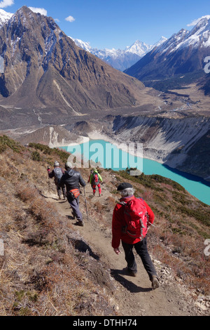 Wanderer eine Spur über Birendra Tal (See) in der Manaslu Region Nepals absteigend. Stockfoto