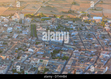 Luftaufnahme des Dorfes Santa Margalida Abend. Nördlichen Teil von Mallorca, Balearen, Spanien Stockfoto