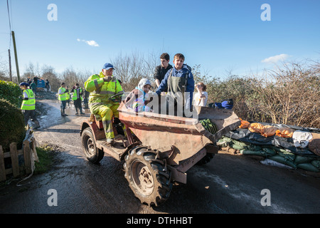 Freiwillige Helfer helfen Hilfsgüter in die überfluteten Dorf Heide auf der Somerset Ebenen verteilen. Stockfoto