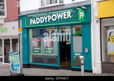 Ein Paddy Power Buchmacher Geschäft in Swansea, Wales. Stockfoto