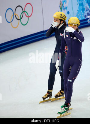 Sotschi, Russland. 18. Februar 2014. Suk Hee Shim (139) und Ha-Ri Cho (138) von Korea reagiert nach ihrem Team die Goldmedaille im Damen 3000 M gewann Relais letzte short-Track im Palazzo Eisberg Skating während der Sotschi 2014 Winter Olympischen in Sotschi, Russland. Bildnachweis: Paul Kitagaki Jr./ZUMAPRESS.com/Alamy Live-Nachrichten Stockfoto