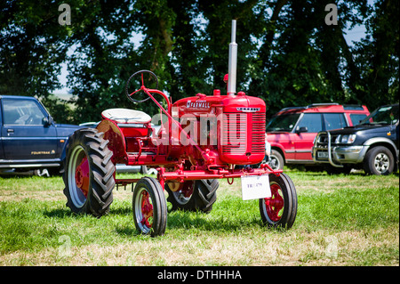 International Harvester Farmall Traktor restauriert und zeigen bei einer englischen Country-Veranstaltung Stockfoto