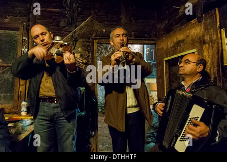 Eine Gruppe von unbekannten Musikern spielt während eines lokalen Festivals an den Prespes Seen in Griechenland. Stockfoto