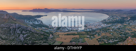 Port de Pollensa Resort und Pollensa Hafen. Zeigen Sie in der Morgendämmerung im Sommer an. Mallorca, Balearen, Spanien Stockfoto