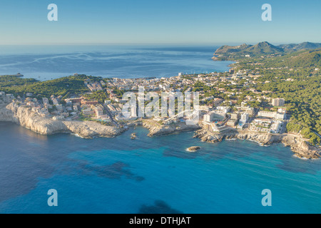 Mallorcas Nordostküste. Luftaufnahme von Cala Rajada Resort. Mallorca, Balearen, Spanien Stockfoto