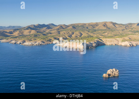 Morgen Luftaufnahme der nordöstlichen Küste Mallorcas, Artà Bereich. Faralló d'Albarca Insel. Geschützten Bereich. Balearen, Spanien Stockfoto