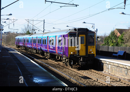 Klasse 317 EMU 317341 Ankunft am Bahnsteig Baldock Railway Station, Hertfordshire, England, UK Stockfoto