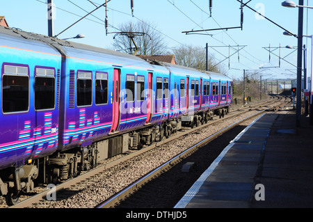 Klasse 317 EMU 317341 verlassen der Plattform bei Baldock Railway Station, Hertfordshire, England, UK Stockfoto