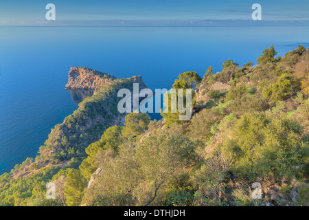 Abends Blick auf La Foradada Halbinsel in einem ruhigen Wintertag. Mallorcas Nordküste. Deià Bereich. Balearen, Spanien Stockfoto