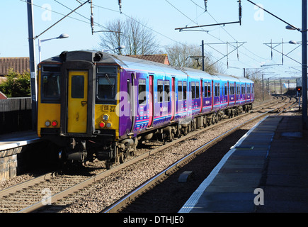 Klasse 317 EMU 317341 verlassen der Plattform bei Baldock Railway Station, Hertfordshire, England, UK Stockfoto