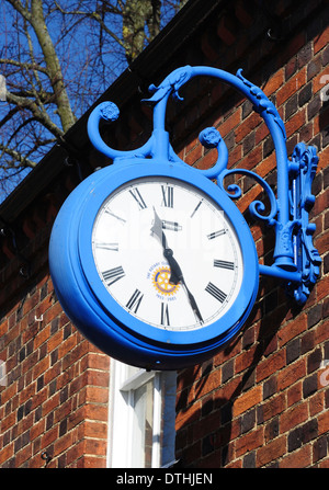 Blaue Uhr an Wand des Gebäudes, Baldock, Hertfordshire, England, UK Stockfoto