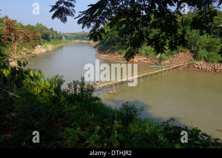 Touristen auf dem saisonalen Bambus Brücke über den Fluss Nam Kahn in Luang Prabang, Laos. Stockfoto