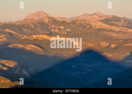 Zentralen Tramuntana Berge gesehen vom Puig de Galatzó Berg, der bei Sonnenuntergang einen Schatten wirft. Mallorca, Balearen, Spanien Stockfoto