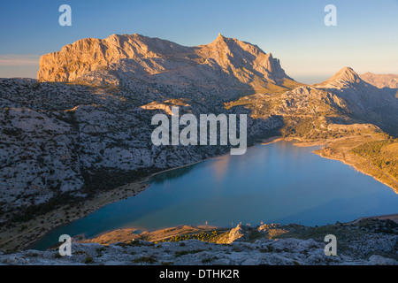 Leuchten Sie Winterabend über zentrale Tramuntana-Gebirge. Puig Major Peak und Cúber Stausee. Mallorca, Balearen, Spanien Stockfoto